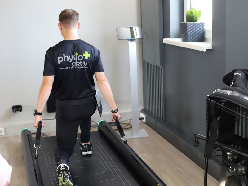 Ein Patient trainiert auf dem Laufband